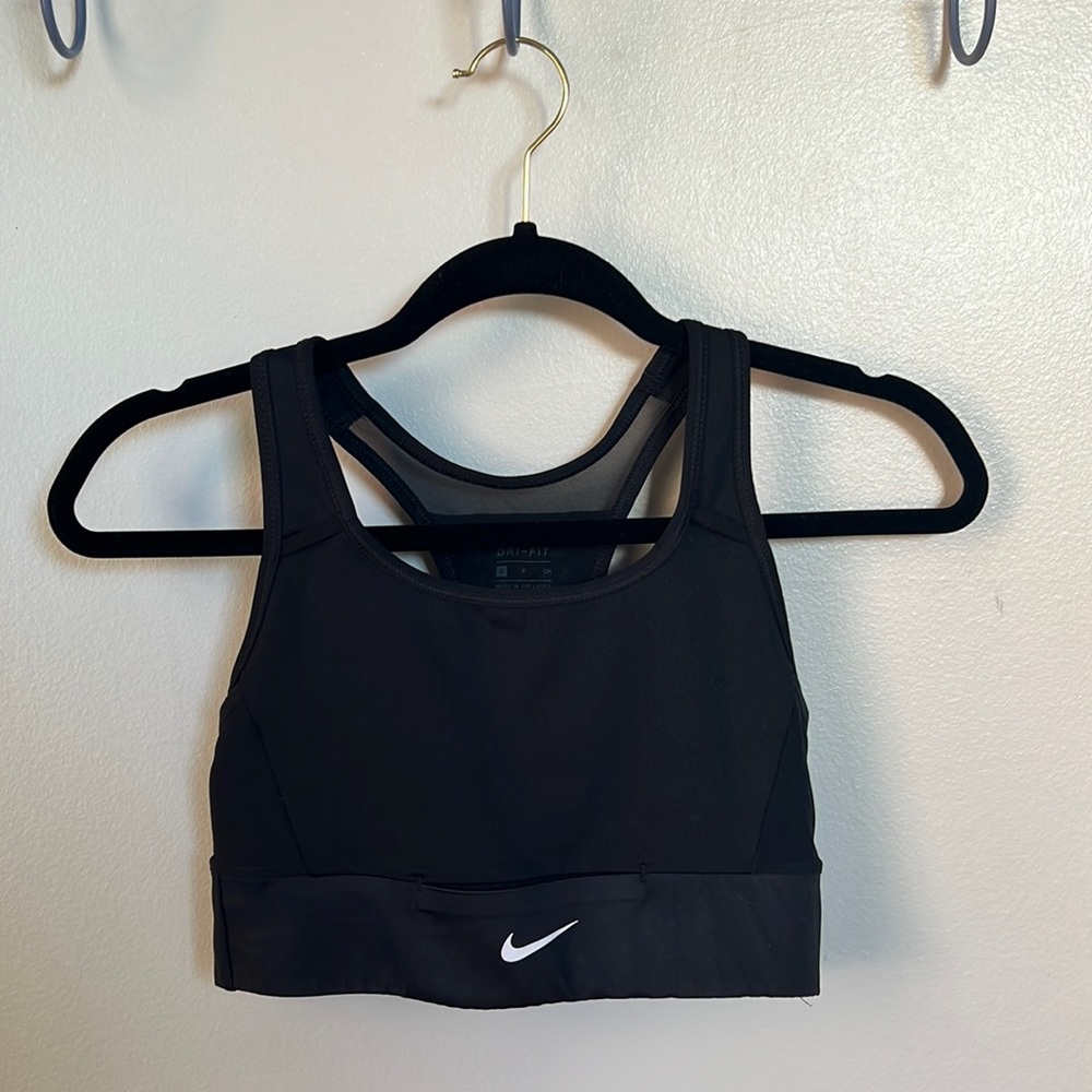 Nike Swoosh Women's Medium-Support Pocket Sports Bra | Small
